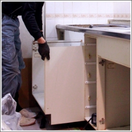 キッチンの解体作業の様子